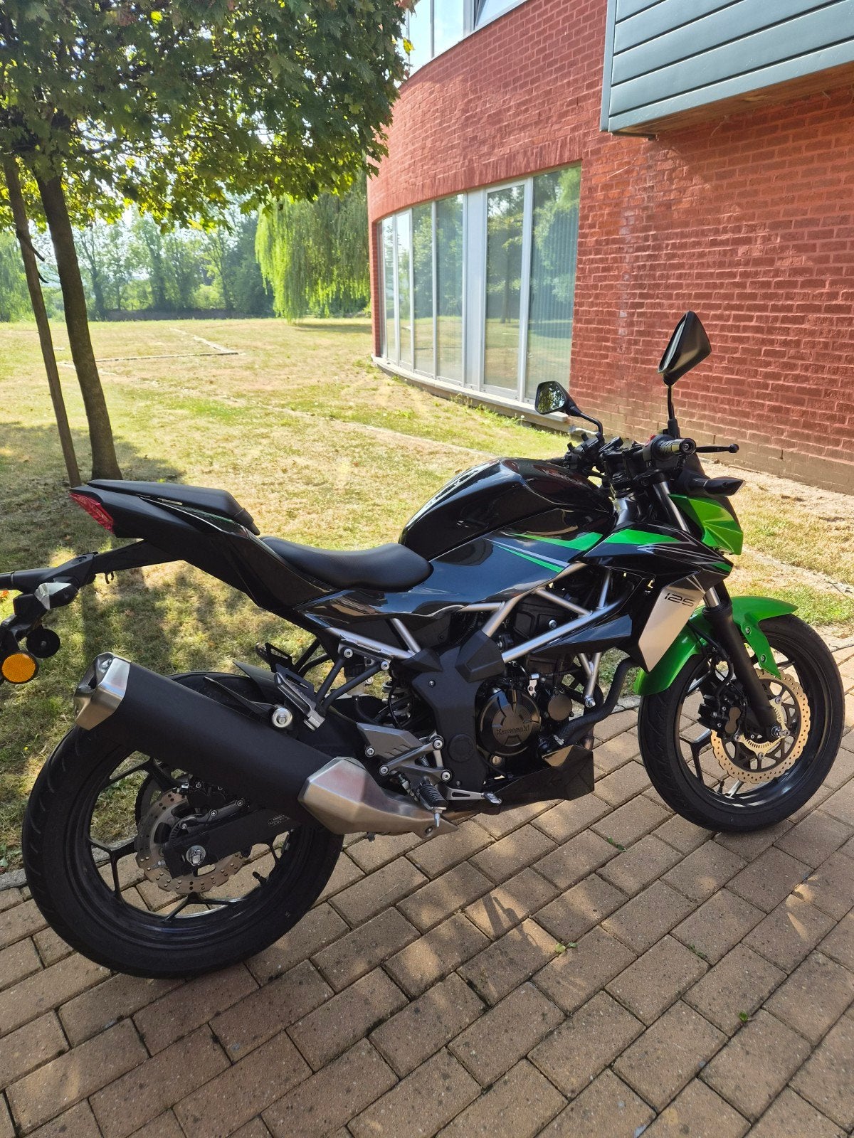 Kawasaki Z125 Noire et verte de 2024, Particulier