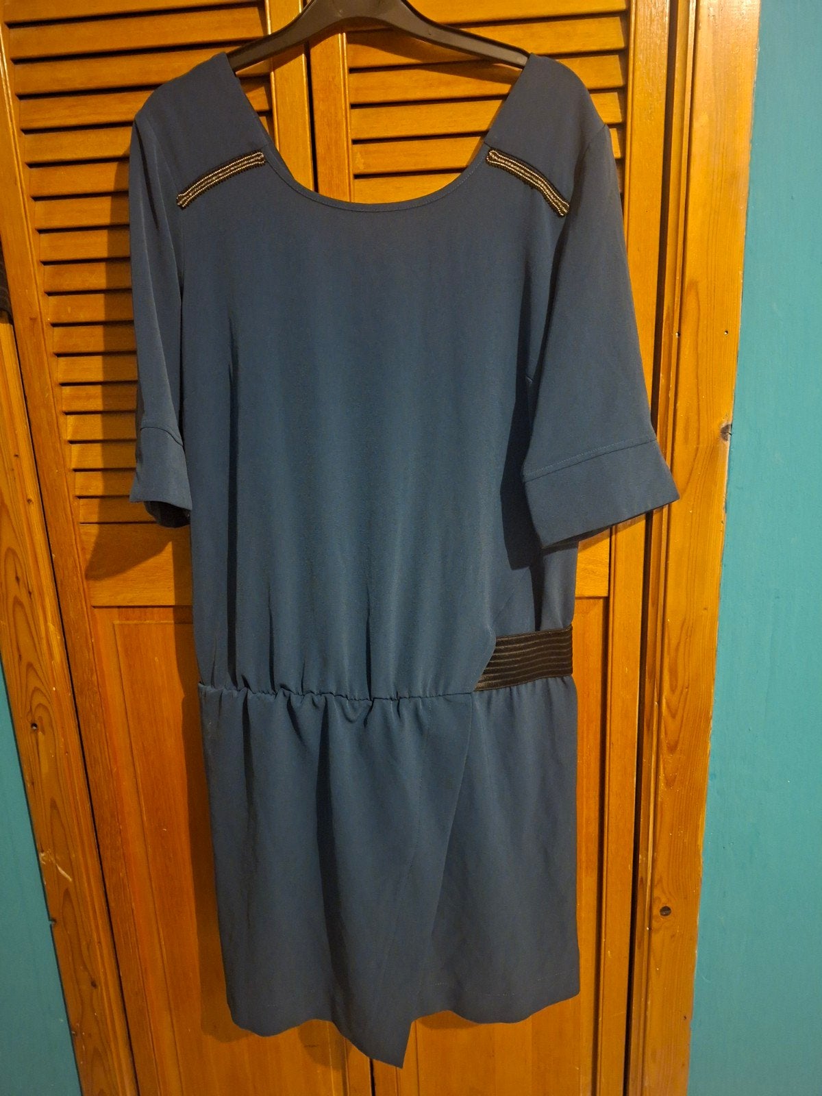 blauwe wikkeljurk aan de voorkant en v-hals aan de achterkan, Kleding | Dames, Verzenden, Nieuw, Blauw, Jurk