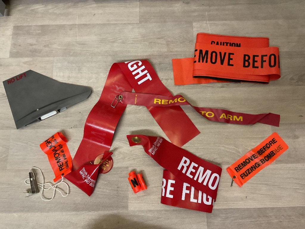 Remove before flight streamer fin aim-9 sidewinder, Verzamelen, Luchtvaart en Vliegtuigspotten, Zo goed als nieuw, Overige typen