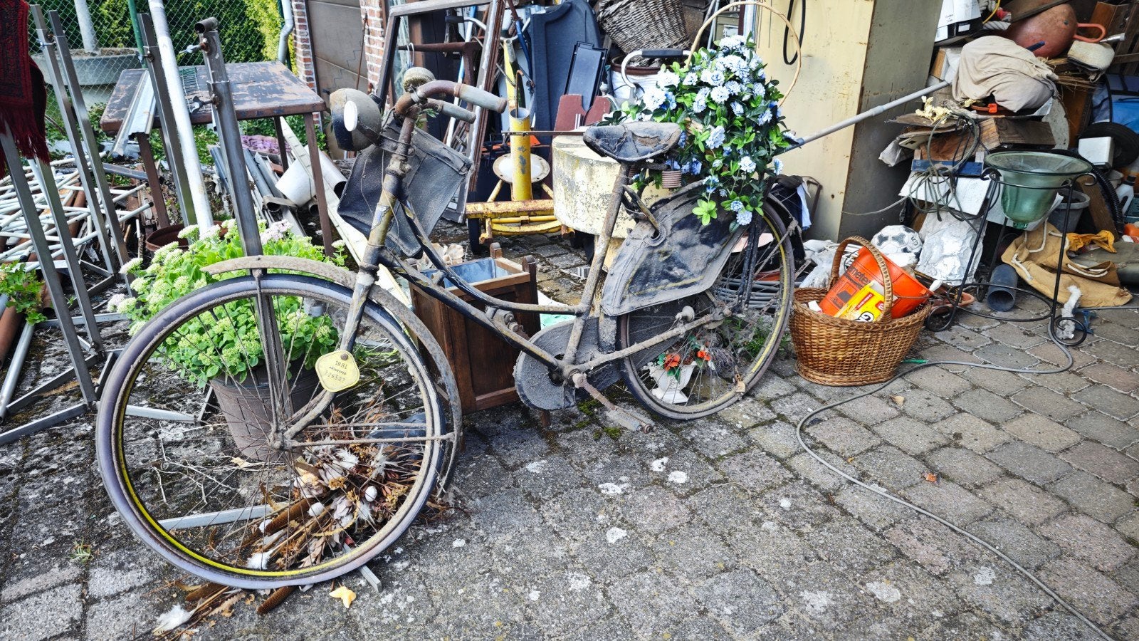 oude fiets met plaat van 1981, Ophalen