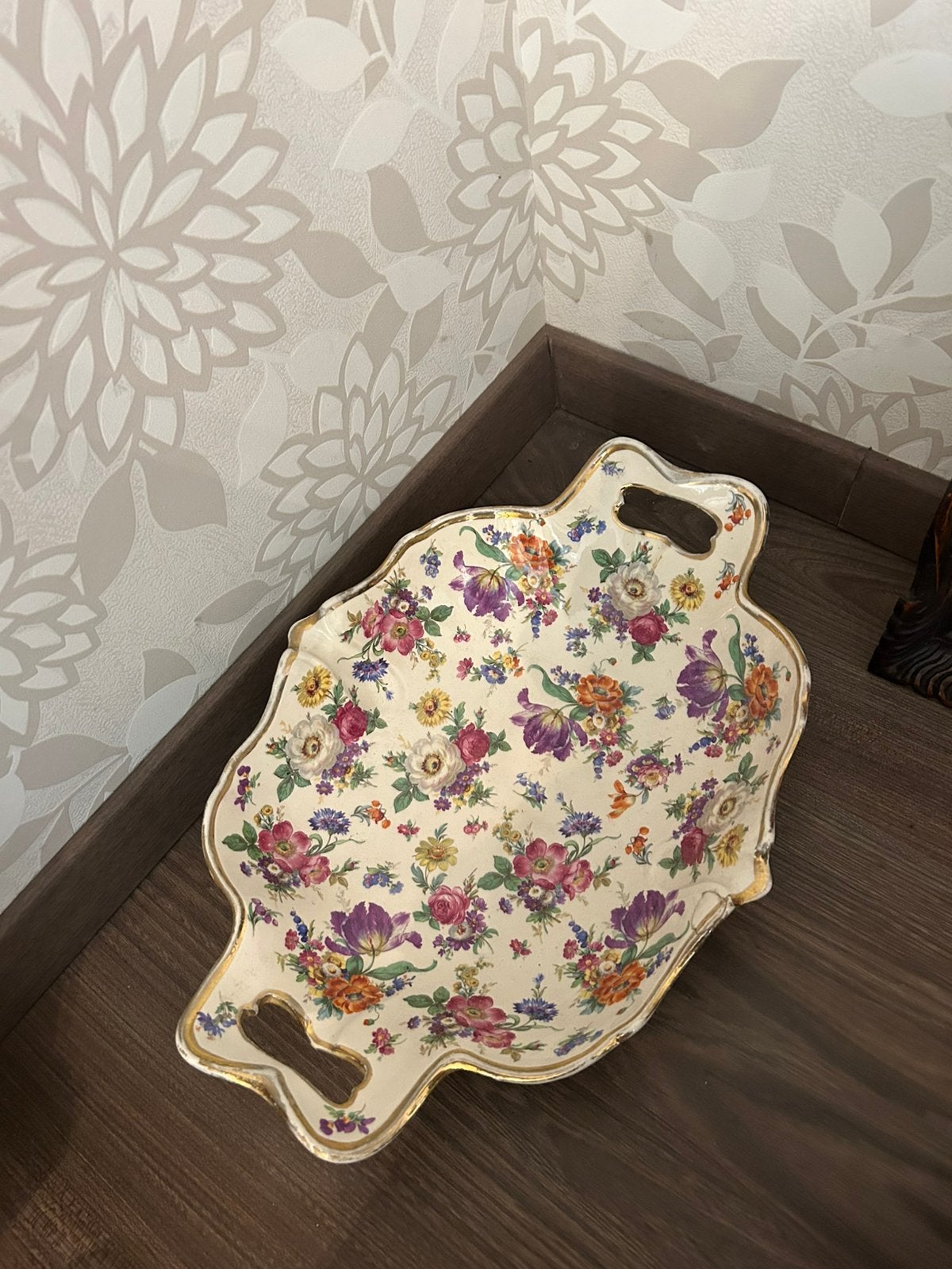 Porseleinen dienblad met bloemen, Enlèvement