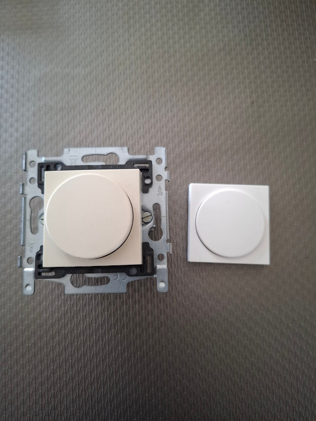 Niko 310-0190X sokkel universele draaiknopdimmer Nieuw!!, Enlèvement ou Envoi, Neuf, Variateur