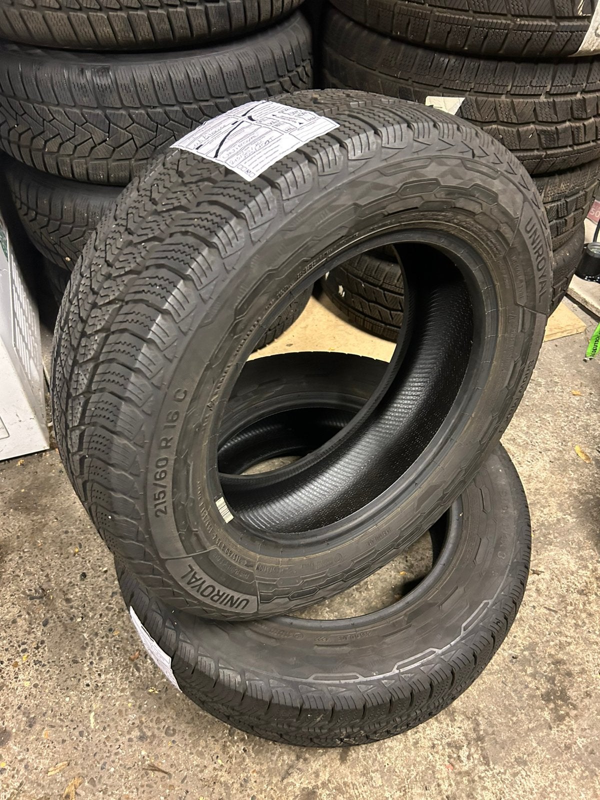 2 nouveaux pneus hiver uniroyal 215/60/16C . 103/101T, Autos : Pièces & Accessoires, Neuf, 16 pouces, Véhicule utilitaire, Pneu(s)