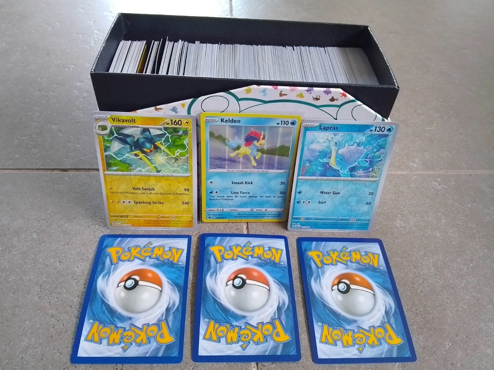 +- 500 blinkende Pokémon kaarten + Pokémon doos, Ophalen of Verzenden