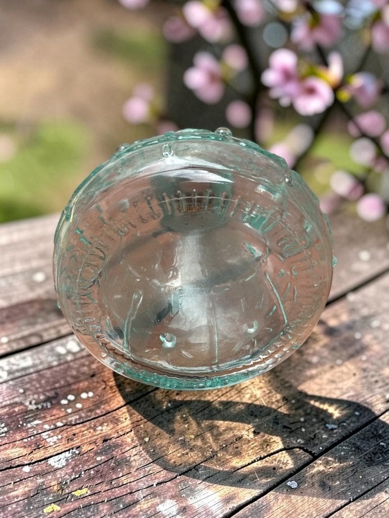 Antieke glazen fles met reliëf, handvat en kurk, Ophalen of Verzenden