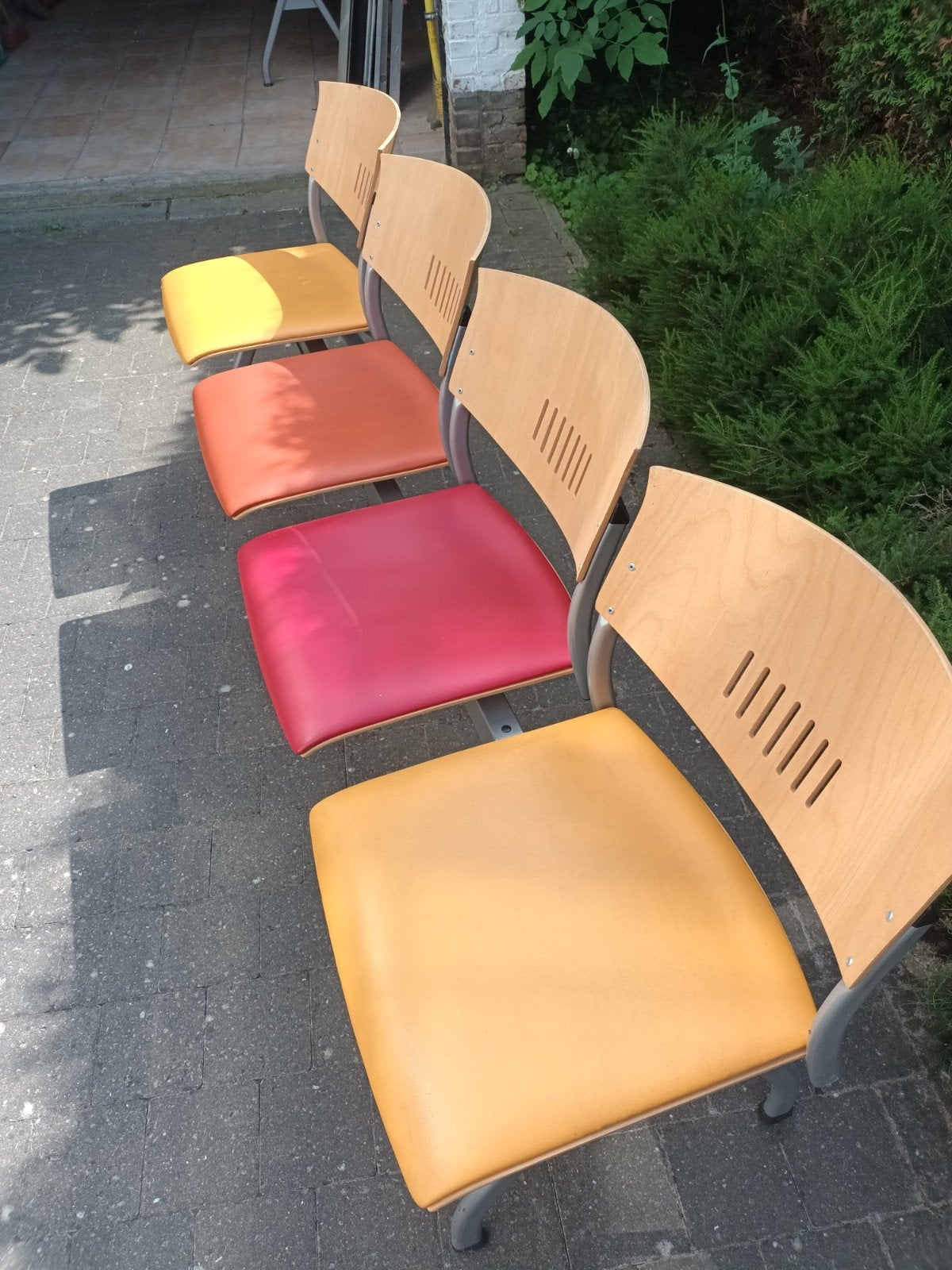 4 zitstoelen aan elkaar, Ophalen