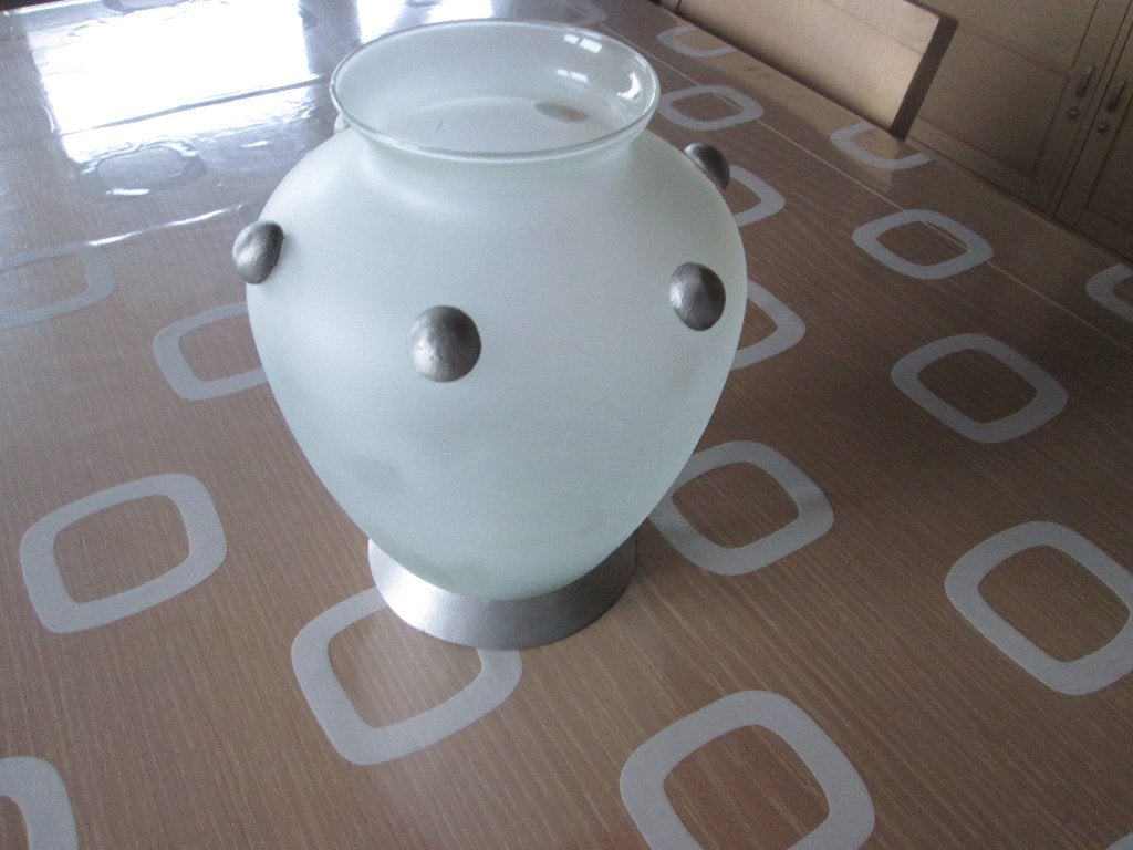 Moderne vaas van melkglas, Ophalen