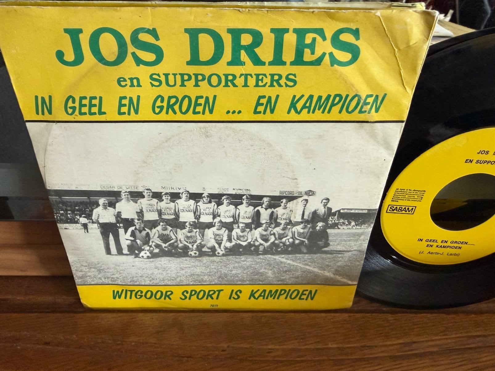 En jaune et vert... Et champion - Witgoor Sport est champion, Pressage original, En néerlandais, Enlèvement ou Envoi, Single