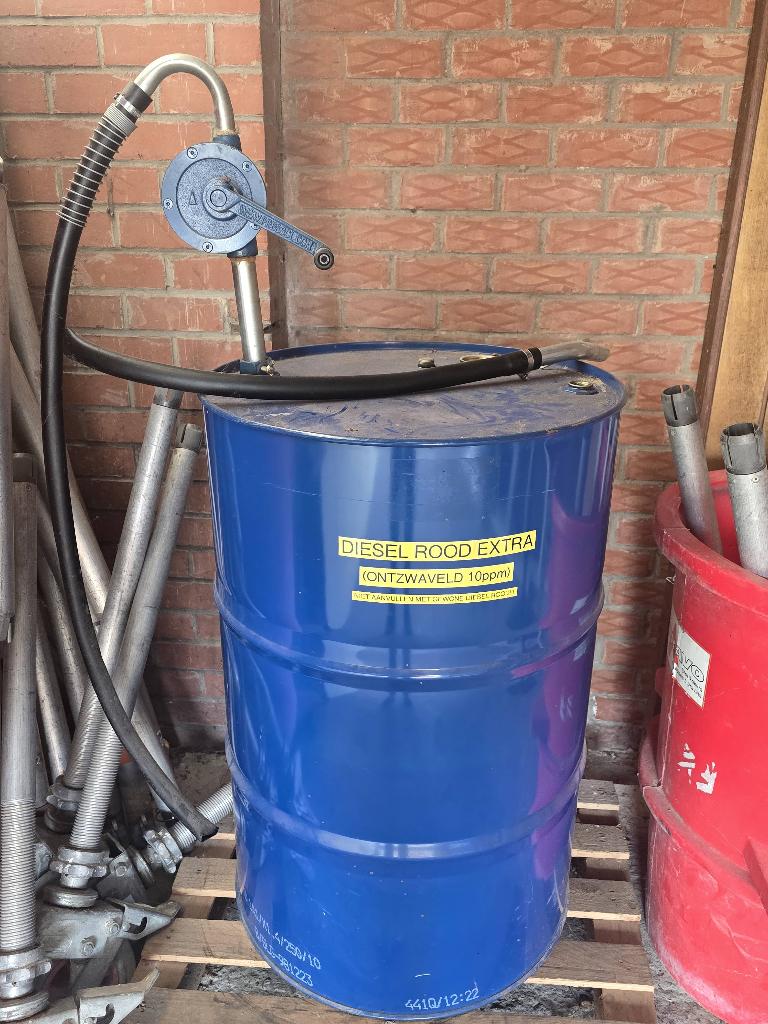 Manuele slingerpomp Pressol met gratis vat, Ophalen, Zo goed als nieuw