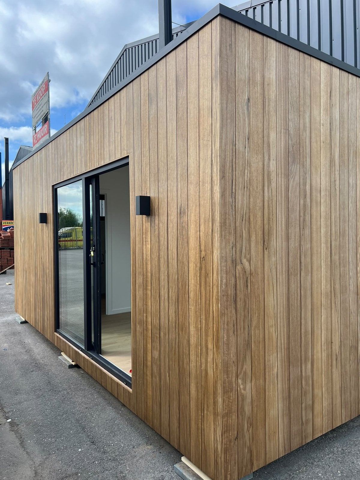 UNITÉ 6 M x 3 M – ENTIÈREMENT AMÉNAGÉE AVEC SALLE DE BAIN, Enlèvement