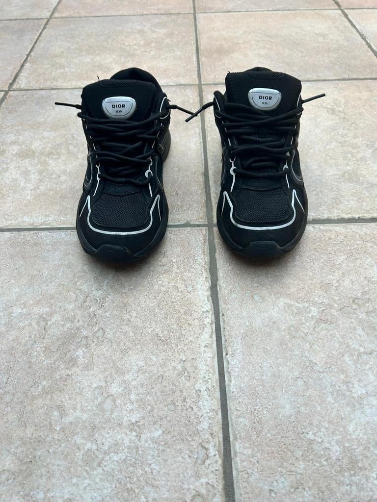 Dior B30 Zwart, Ophalen