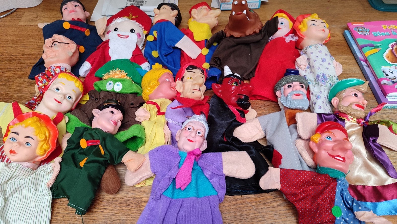 lot van 28 poppenkast poppen en poppenkast, Enlèvement, Utilisé