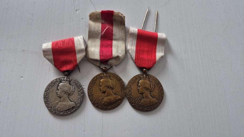 Lot de 3 Médailles de la Reine Élisabeth – Belgique –, Enlèvement