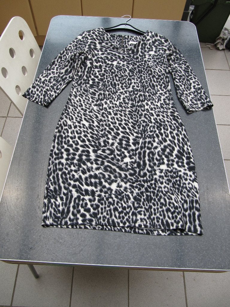 jurk luipaardmotief small zwart - wit bijna nieuw, Enlèvement ou Envoi, Comme neuf, Taille 36 (S), Multicolore