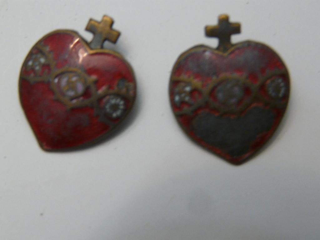 Broche ancienne en émail/bronze H.Coeur avec croix& couronne, Antiquités & Art, Enlèvement