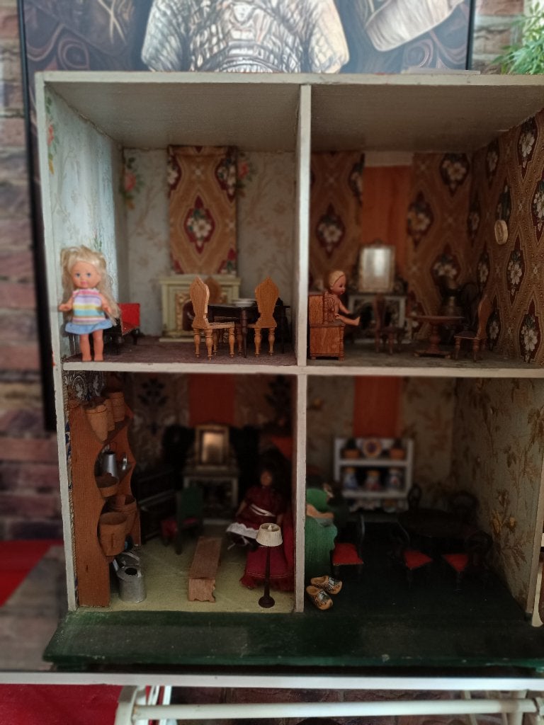 Antiek houten poppenhuis met meubeltjes te koop., Ophalen