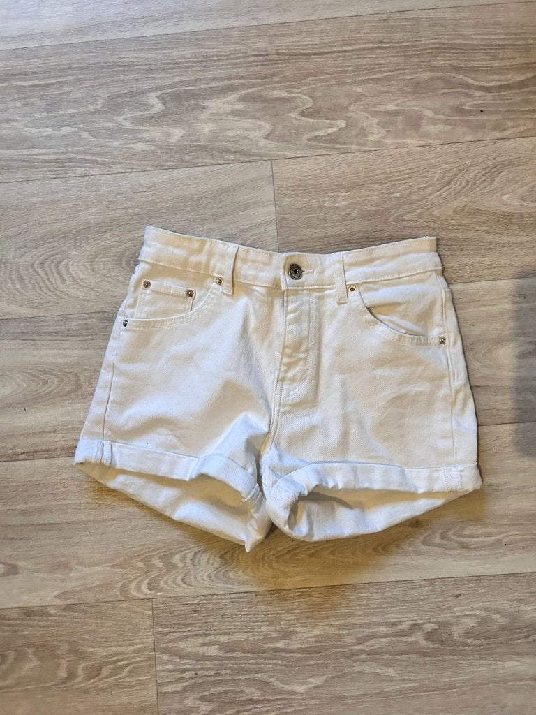 jeansshort Bershka confectiemaat 36 in nieuwstaat, W28 - W29 (confection 36), Enlèvement ou Envoi, Blanc, Comme neuf