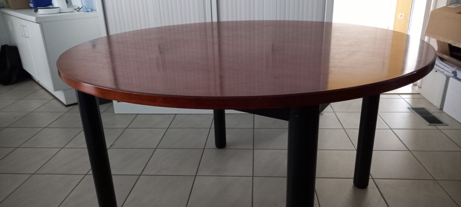 Table ronde, 130 cm de diamètre, noyer avec structure en fer, Maison & Meubles, Enlèvement