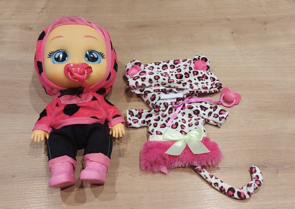 Cry babies dressy lady met extra outfit, Enfants & Bébés, Jouets | Poupées, Enlèvement ou Envoi, Comme neuf, Baby Pop