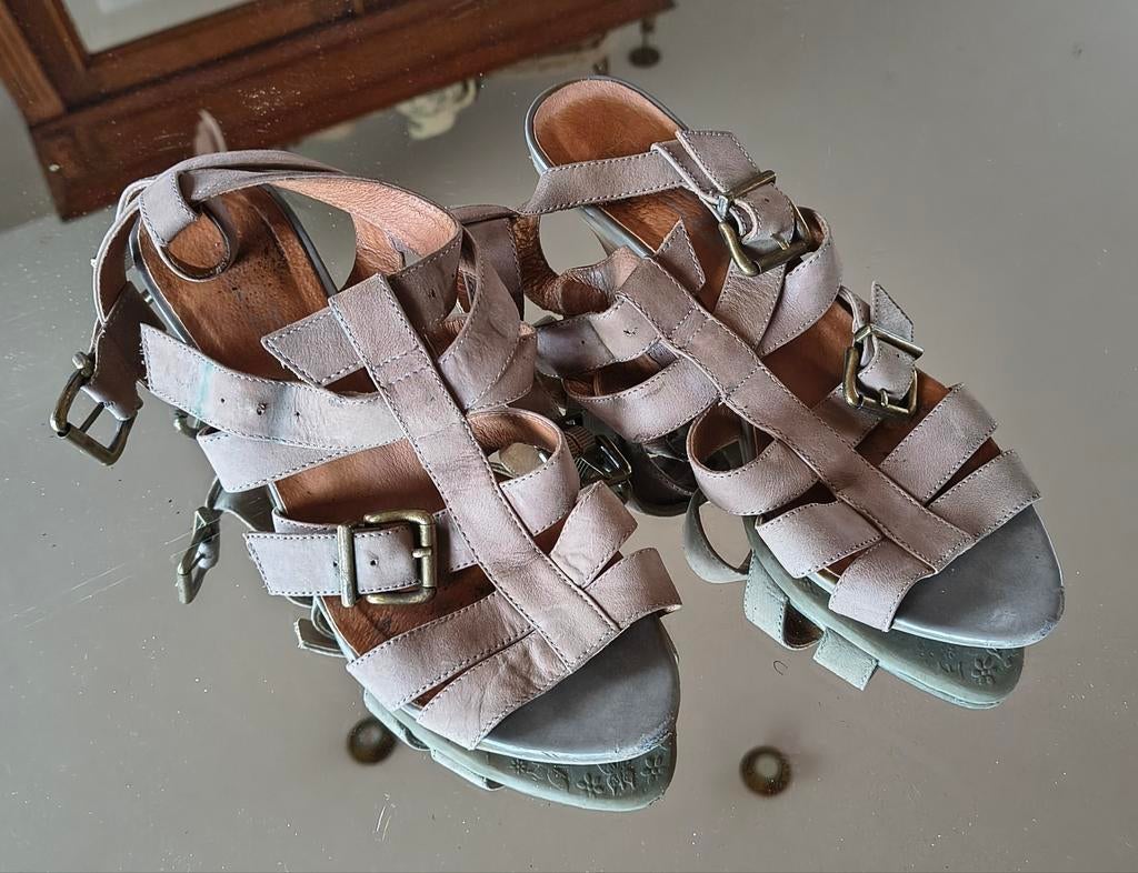 Grijze lederen sandalen met hakje, Ophalen
