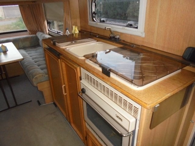 Award 670-rondzit-treinzit/vast bed-douche wc-tent-luifel, Caravans en Kamperen, Tot en met 5