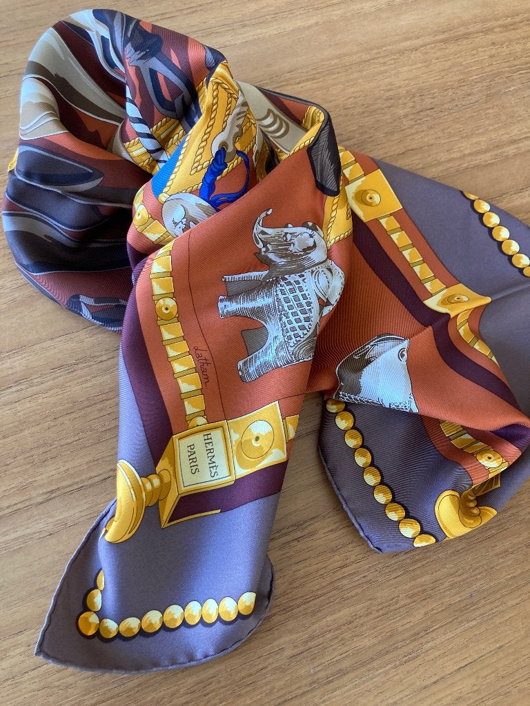 Carré Hermès 90 x 90 cm Cuillers d'Afrique 100 % zijde, Vêtements | Femmes, Bonnets, Écharpes & Gants, Hermès, Enlèvement ou Envoi