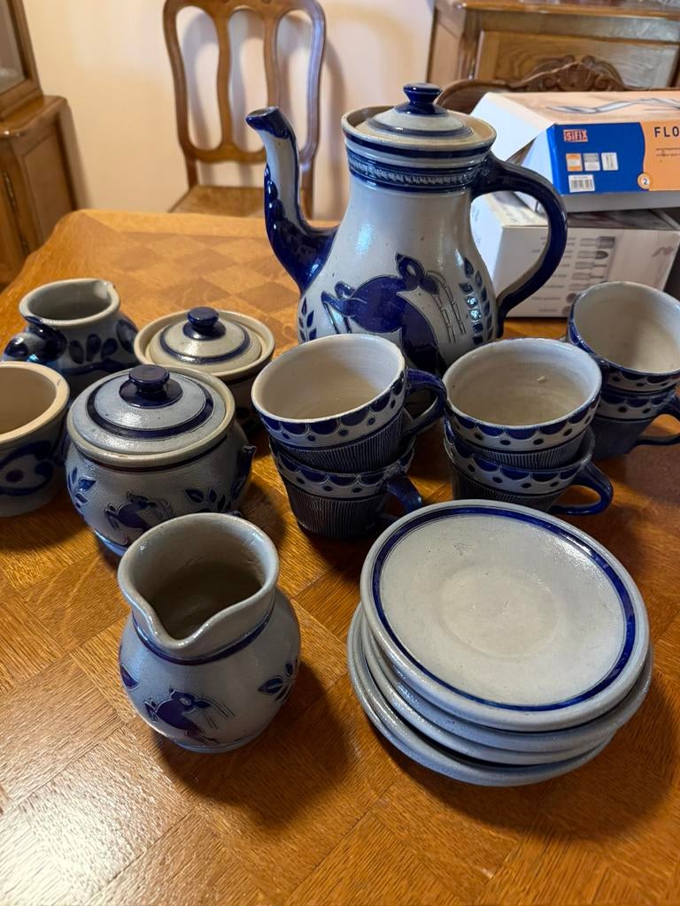 Set avec 6 tasses, cruches, sous-tasses et pots. Gres, Enlèvement