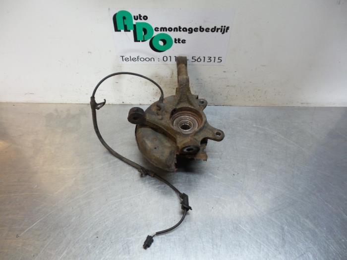 Fusee links-voor van een Toyota Yaris (Yaris 1 00-), Gebruikt, -, -, Ophalen of Verzenden