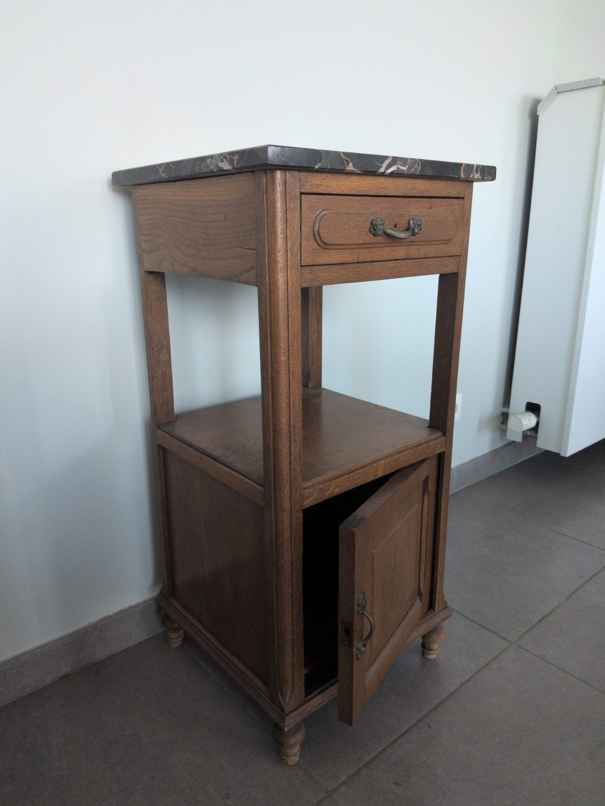 Antieke houten kast met marmer blad., Ophalen