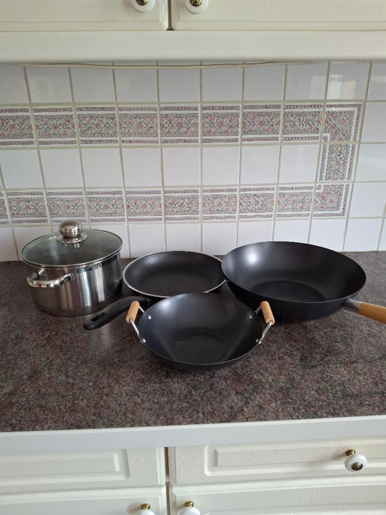 4 kookpannen / wokken, Ophalen, Zo goed als nieuw, Keramische plaat