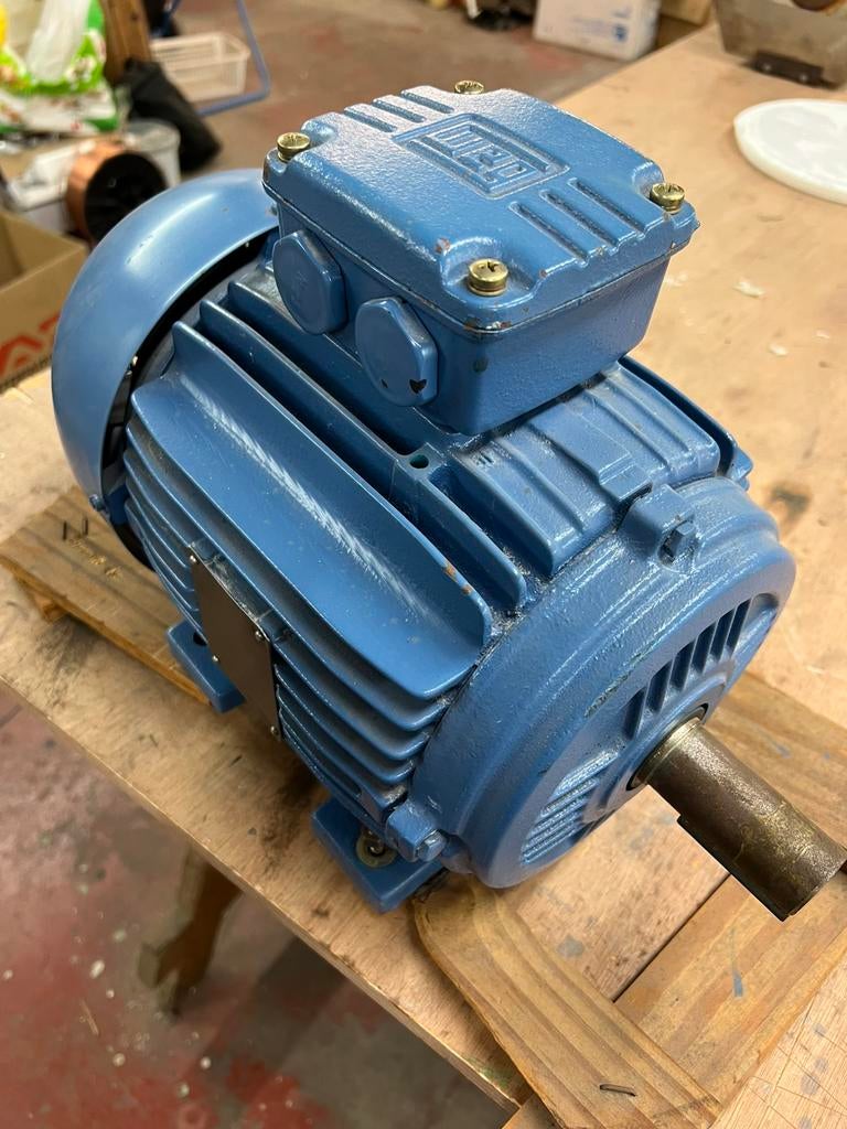 Moteur asynchrone 3~ 240v WEG, Enlèvement, Comme neuf