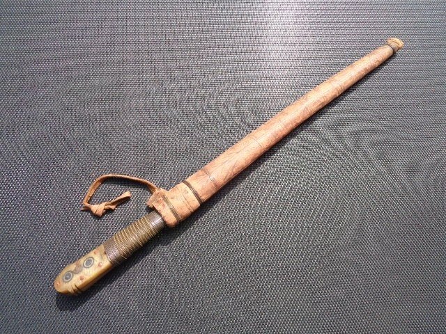 Antiek , kunst , handarbeid , met schede , L = 41 cm., Antiek en Kunst, Kunst | Niet-Westerse kunst, Wapen, Handgemaakt, Ophalen of Verzenden