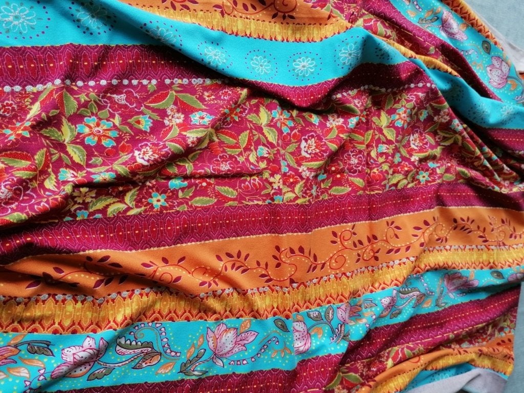 Viscose jersey bloemmotief in strepen 0,85m, Hobby & Loisirs créatifs, Neuf, Enlèvement ou Envoi, 30 à 200 cm, Autres matériaux