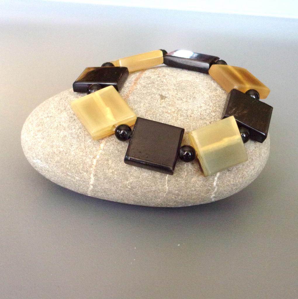 Bracelet en corne blonde et noire marbrée de Madagascar, Enlèvement ou Envoi, Noir, Élastique, Avec bracelets à breloques ou perles