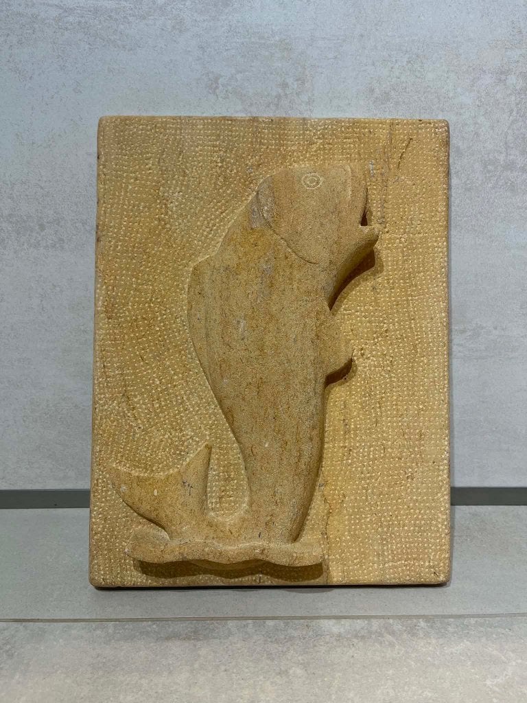 Sculpture artisanale truite Orval en pierre de Gaume, Verzamelen, Biermerken, Gebruikt, Reclamebord, Plaat of Schild, Overige merken