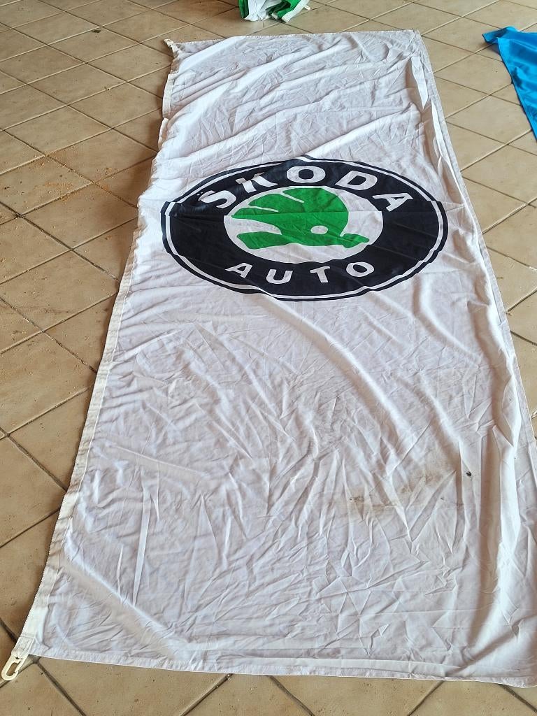Grand Drapeau Officiel Škoda AUTO – 3 Mètres – ÉTAT NEUF, Collections, Enlèvement, Neuf, Panneau publicitaire