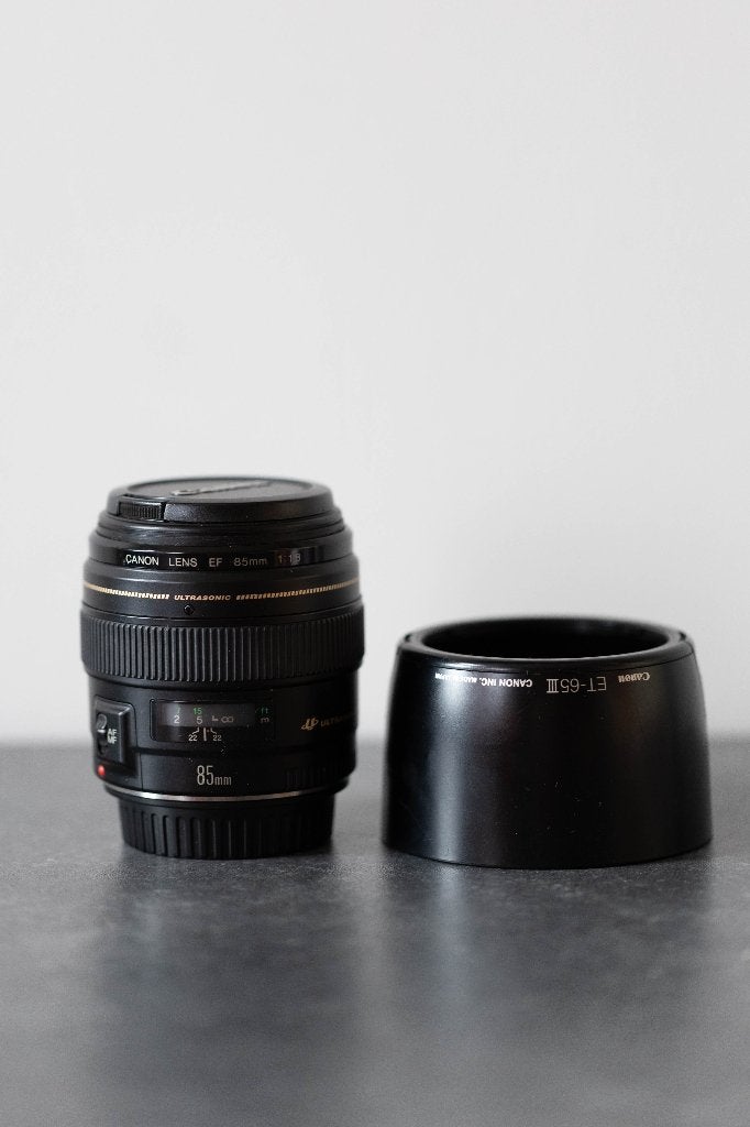 Canon EF 85 mm f/1,8 USM + pare-soleil, Canon, Comme neuf, Enlèvement, Canon EF