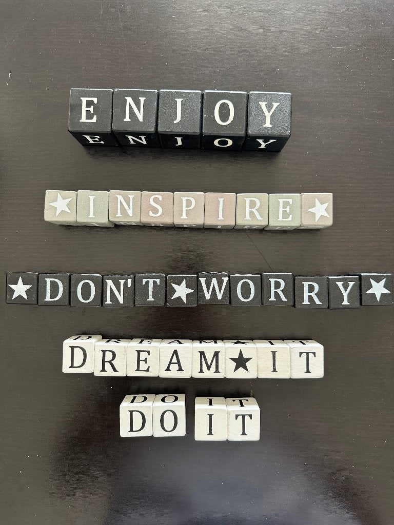 Lot de 43 cubes lettres en bois déco messages inspirants, Enlèvement ou Envoi, Comme neuf, Multicolore, Bois