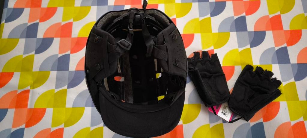 Casque vélo et gants nouveaux, Sports & Fitness, Cyclisme, Enlèvement, Casque