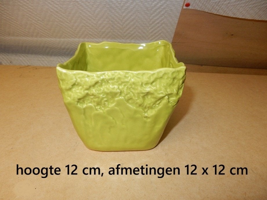 nr.119 - Groene bloempot met reliëf, Tuin en Terras, Bloempotten, Ophalen, Zo goed als nieuw, Vierkant, Binnen