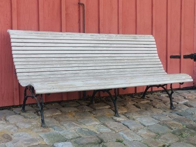 Antieke gietijzeren tuinbank met drie wangen en 27 latten, Antiek en Kunst, Ophalen