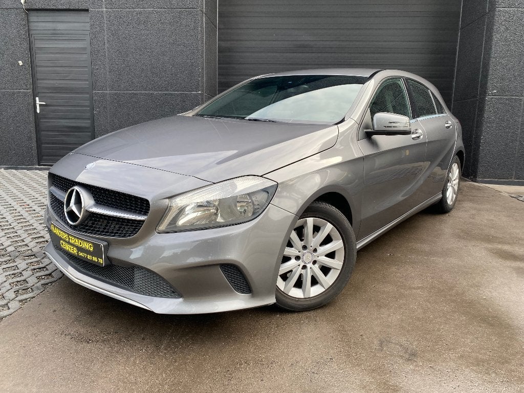 mercedes a180 - benzine - camera - navi -  sportzetels, Auto's, Mercedes-Benz, Zwart, 4 cilinders, Leder en Stof, 1595 cc