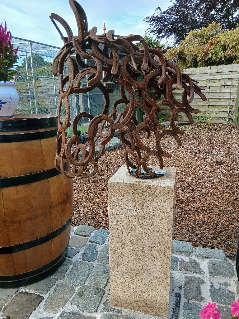 tuinbeeld & kunstwerk & paardenhoofd uit hoefijzers, Ophalen, Nieuw, Metaal, Dierenbeeld