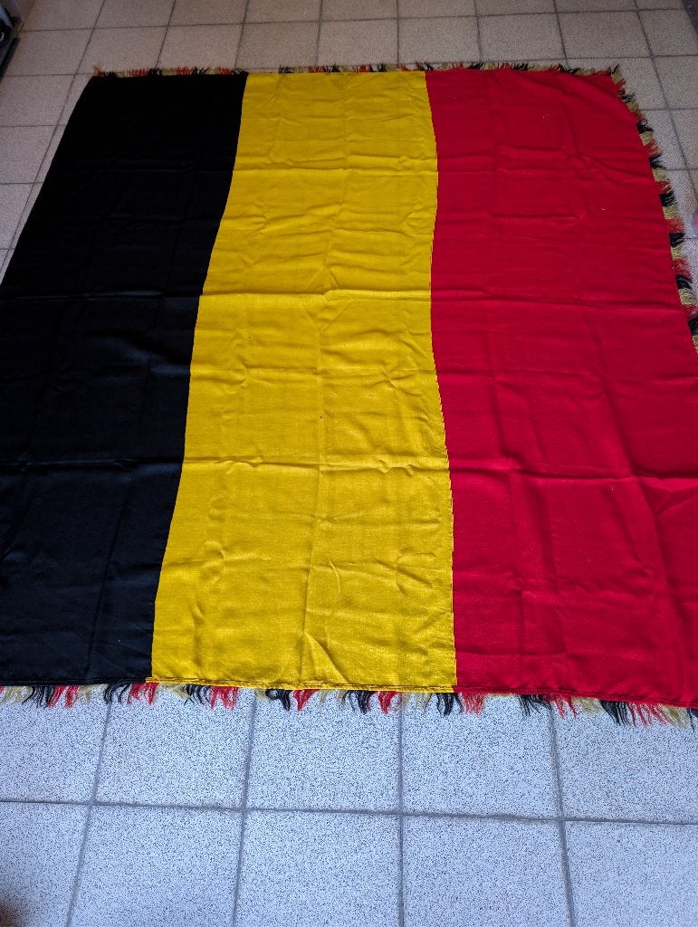Grote antieke Belgische vlag 2 meter x 2 meter( WK voetbal ), Ophalen, Nieuw