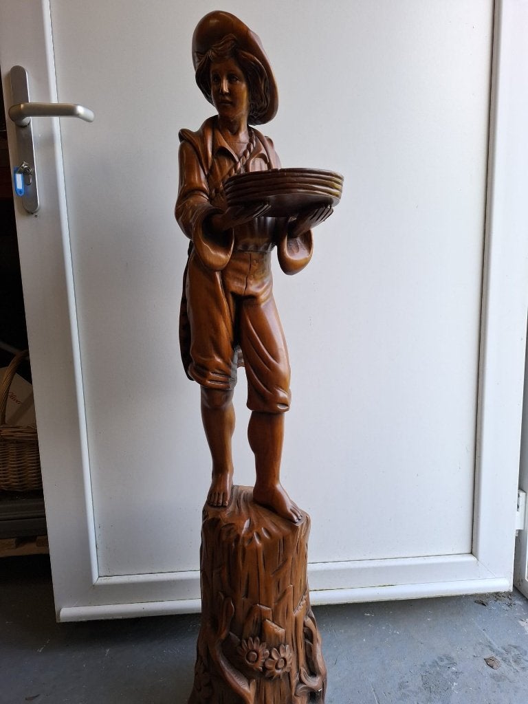 Groot houten beeld van jongen met mand – 115 cm, Antiek en Kunst, Houtsnijwerk, Ophalen of Verzenden, Handgemaakt, 1 meter - 2 meter