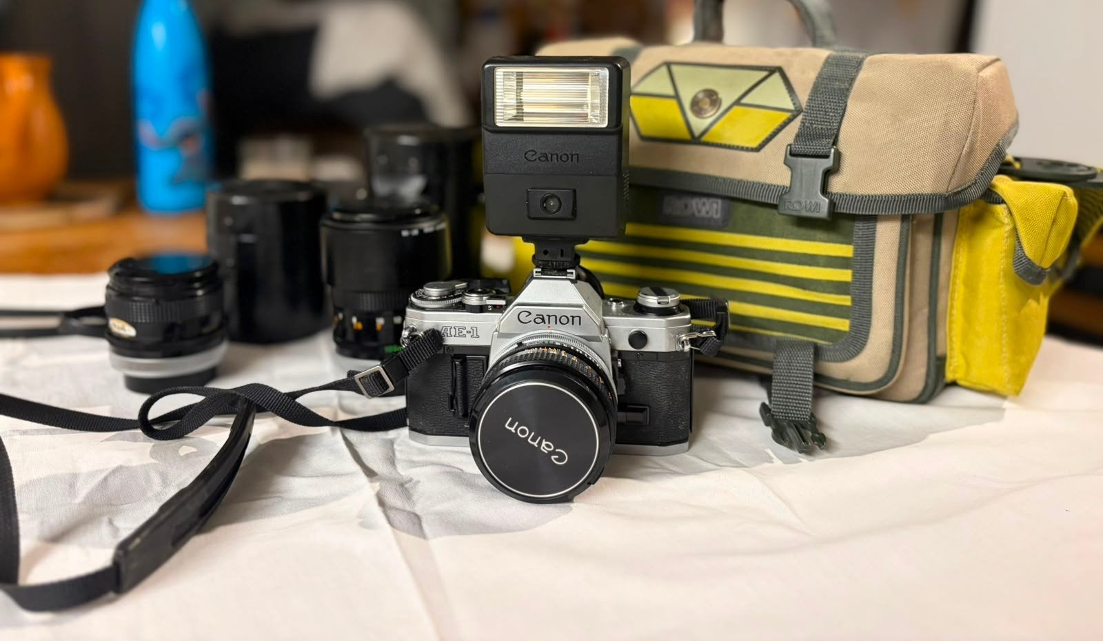 Kit complet Canon AE-1 argentique + 3 focales fixes FD + acc, Collections, Enlèvement ou Envoi, Flash