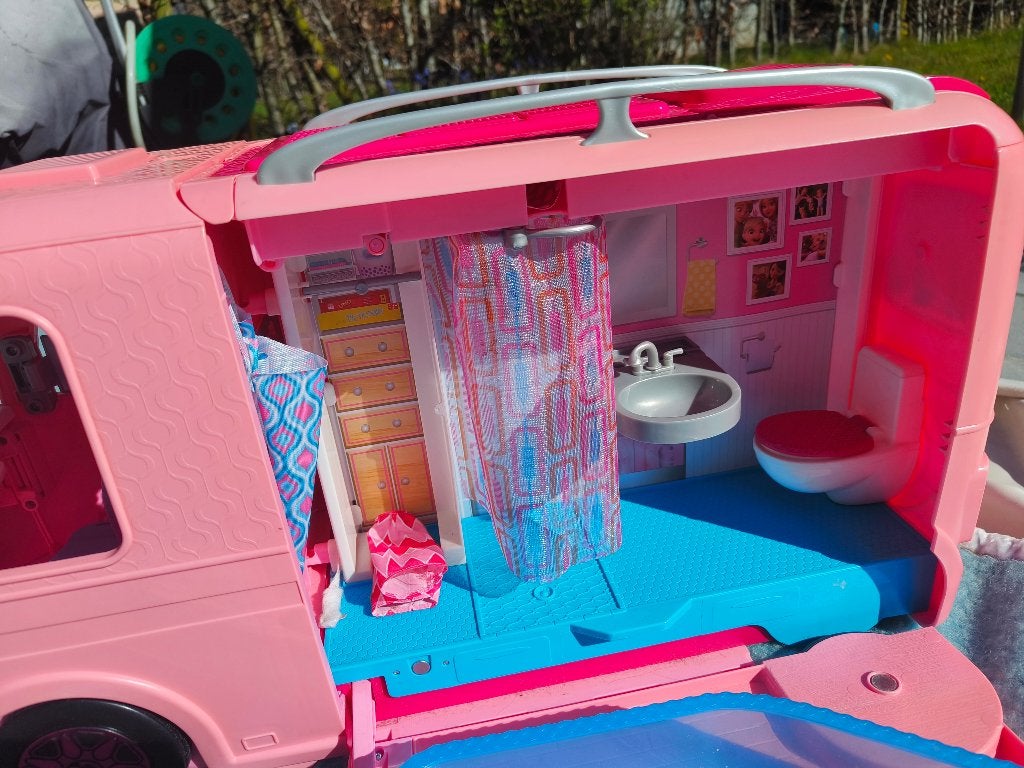 Camping-car de rêve Barbie 3 en 1 avec piscine et toboggan, Enlèvement, Utilisé, Accessoires