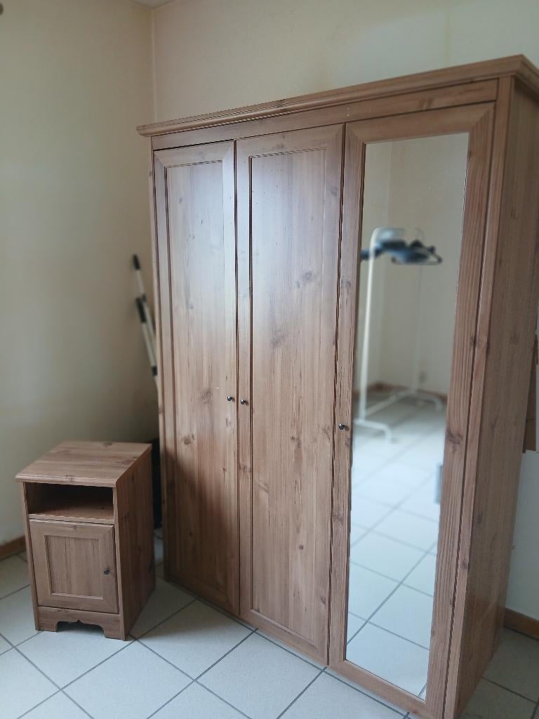 Garde robe 3 portes (région Saint-Hubert), Maison & Meubles, Armoires | Penderies & Garde-robes, 150 à 200 cm, Utilisé, Avec espace de penderie