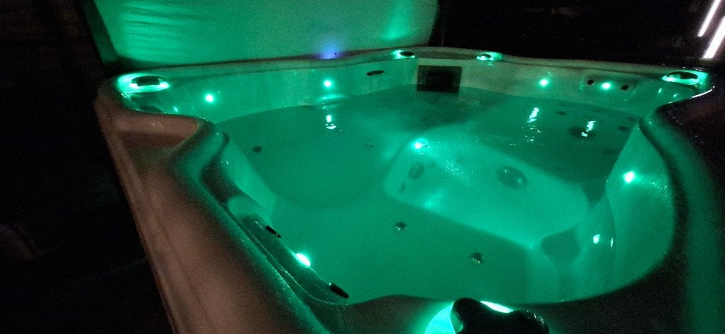 Heerlijke jacuzzi voor 3 personen, Tuin en Terras, Ophalen, Gebruikt, Afdekzeil, Vast