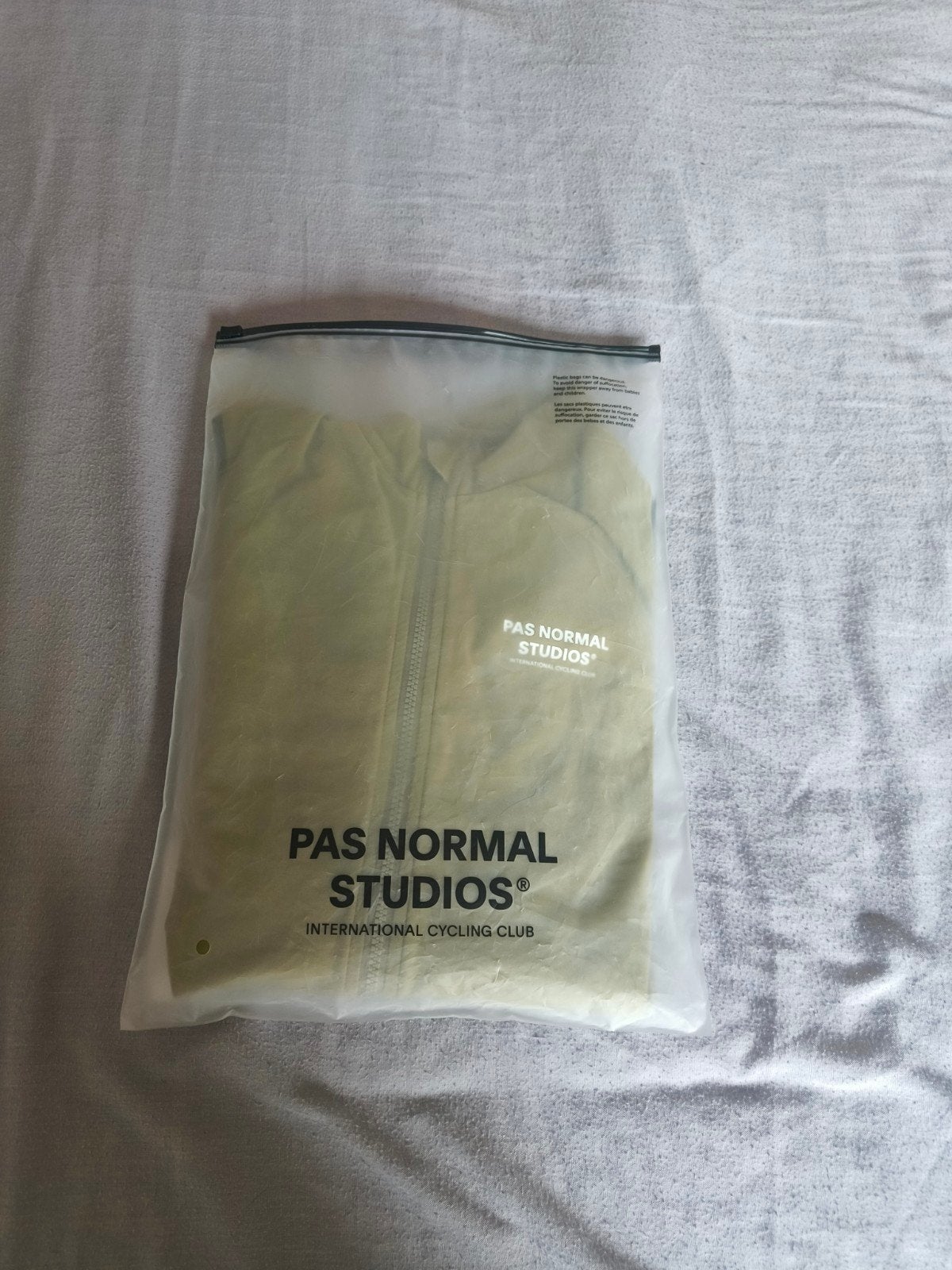 Pas normal studios long sleeve, Enlèvement